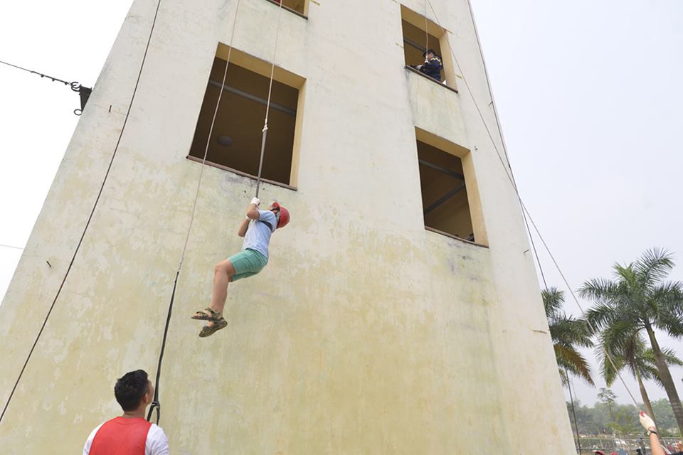 Hàng trăm học sinh học cách thoát hiểm nếu cháy chung cư - 4 Hàng trăm học sinh học cách thoát hiểm nếu cháy chung cư - 4