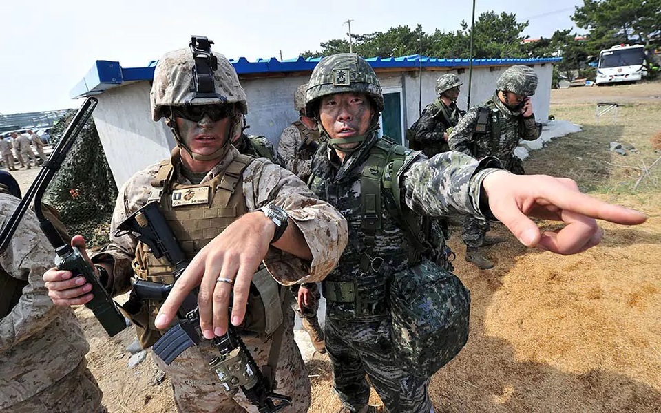 Quân đội Mỹ - Hàn tập trận “nắn gân” Triều Tiên - 10 Cuộc tập trận chung giữa hai đồng minh Mỹ Hàn được cho là nhằm gửi đi một thông điệp cứng rắn trước các động thái của Triều Tiên trong thời gian qua. (Ảnh: AFP)
