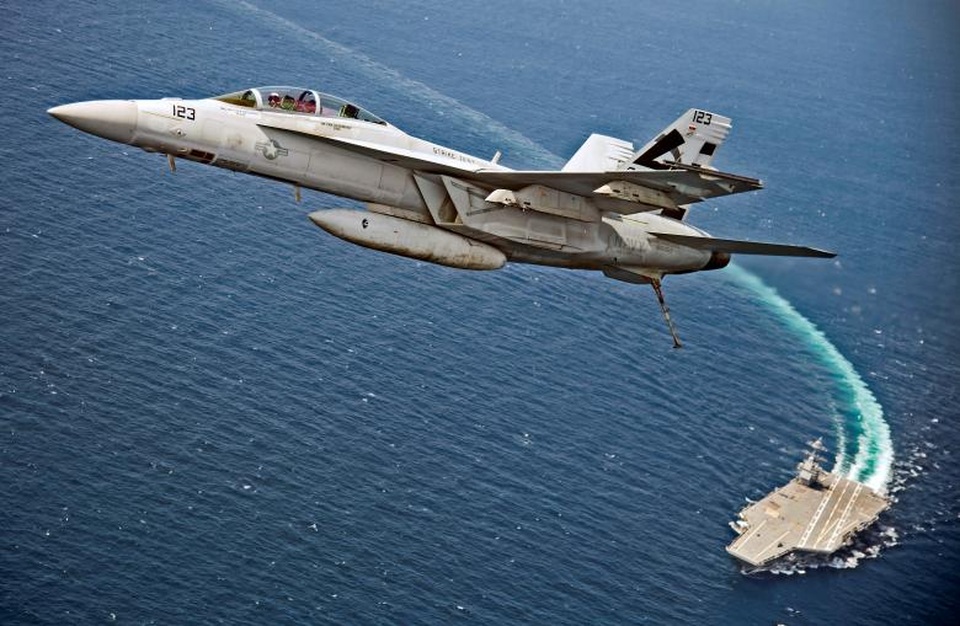 Siêu tàu sân bay lịch sử của Mỹ thử thành công công nghệ hiện đại - 1 Siêu tàu sân bay USS Gerald R. Ford ngày 28/7 đã ghi một dấu mốc quan trọng trong lịch sử phát triển của quân đội Mỹ khi máy bay chiến đấu F/A-18F Super Hornet lần đầu cất và hạ cánh thành công bằng hệ thống cáp hãm đà tiên tiến (AAG) và hệ thống máy phóng điện từ (EMALS). Đây đều là những công nghệ mới do Hải quân Mỹ phát triển, được kỳ vọng sẽ tăng thêm sức mạnh chiến đấu cho tàu sân bay trị giá 12,9 tỷ USD của Mỹ.