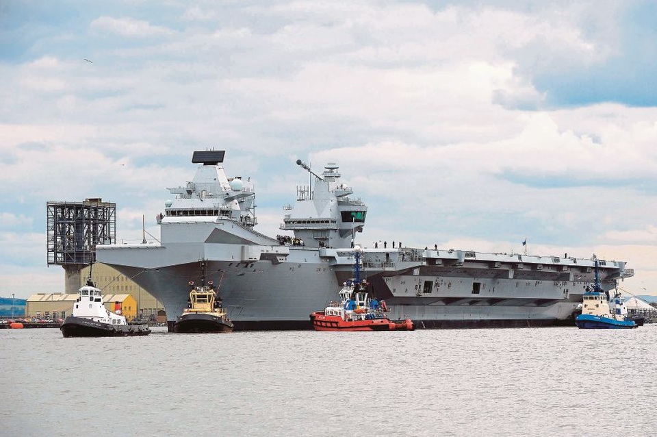 Xem tàu sân bay lớn nhất của Anh lần đầu rẽ sóng - 1
Tàu sân bay HMS Queen Elizabeth của Hải quân Anh. (Ảnh: Royal Navy)