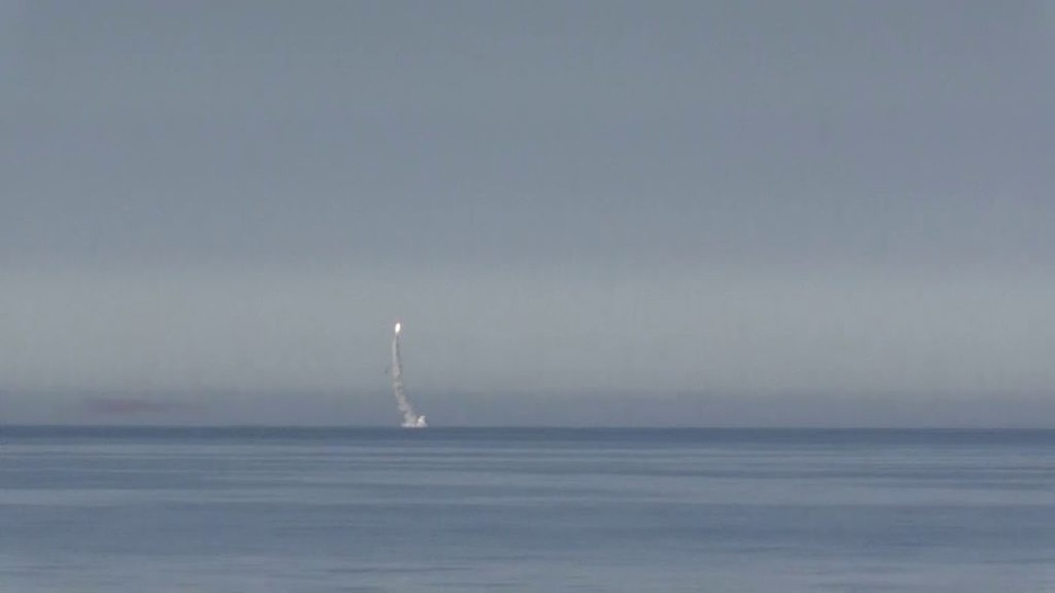 Tàu ngầm hạt nhân Nga phóng tên lửa Kalibr ngày 18/8 (Ảnh: Naval Today)