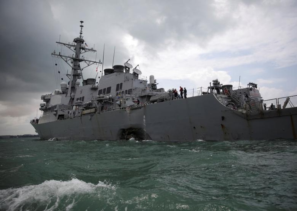 Mỹ ngừng hoạt động tàu chiến trên toàn thế giới sau vụ va chạm tàu dầu - 1
Tàu khu trục USS John S McCain (Ảnh: Reuters)