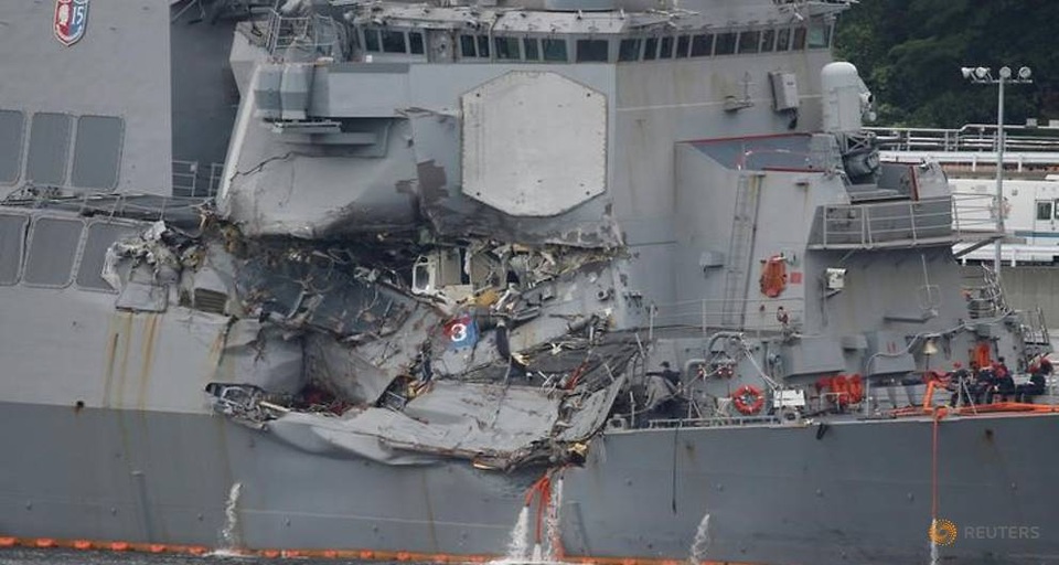 Mỹ sa thải 2 chỉ huy sau loạt va chạm của tàu chiến ở châu Á - 1 Tàu USS Fitzgerald hư hại sau va chạm với tàu hàng Philippines ở ngoài khơi Nhật Bản hồi tháng 6 (Ảnh: Reuters)