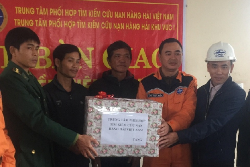 Cứu hộ thành công 7 ngư dân gặp nạn trên biển - 1 Cảng vụ Hàng hải Quảng Bình và Đồn Biên phòng 184 tiếp nhận các thuyền viên tàu cá QB 98896 TS từ Trung tâm phối hợp tìm kiếm cứu nạn Hàng hải Việt Nam. (Ảnh Cảng vụ Hàng hải Quảng Bình cung cấp)