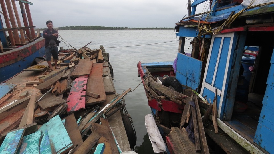 
Sau khi xảy ra va chạm, cả hai tàu cá đều bị hư hỏng nặng
