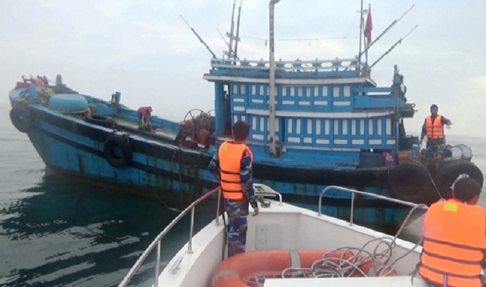Những chiếc tàu giã cào “tận diệt” thủy hải sản - 4 Lực lượng Hải đội 2, Bộ đội Biên phòng tỉnh Quảng Bình phát hiện và xử lý một tàu cá hành nghề dã cào trái phép