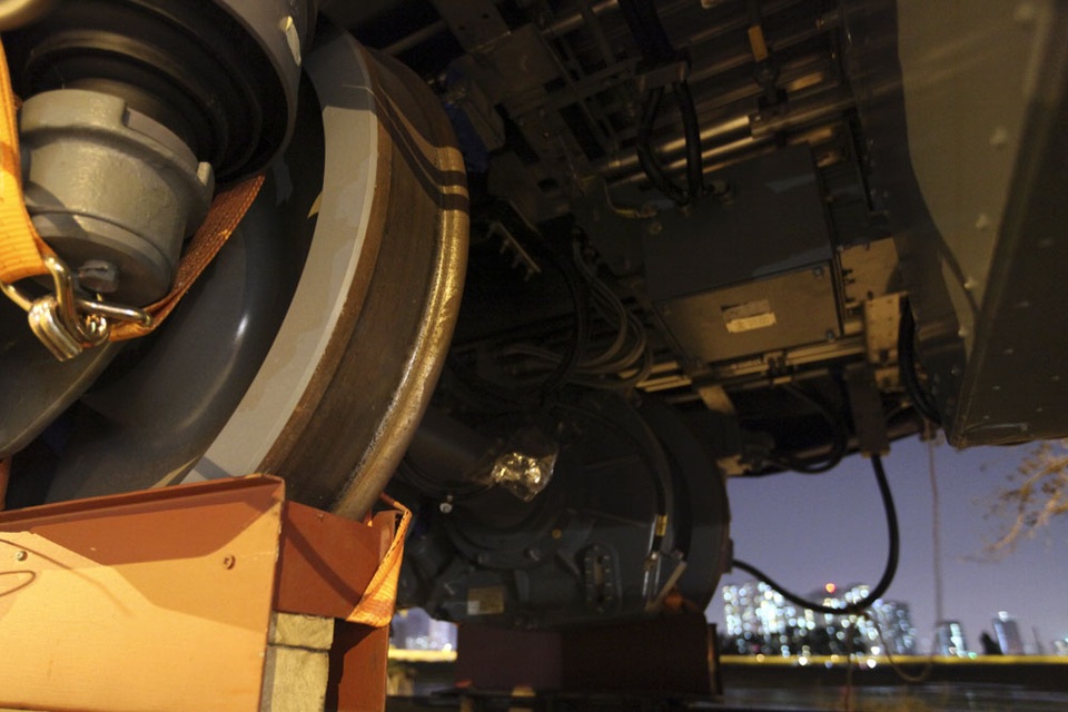 22h30 đêm nay lắp tàu Cát Linh - Hà Đông lên ray đường sắt trên cao - 3 Bánh tàu đường sắt Cát Linh - Hà Đông (ảnh: Hữu Nghị)