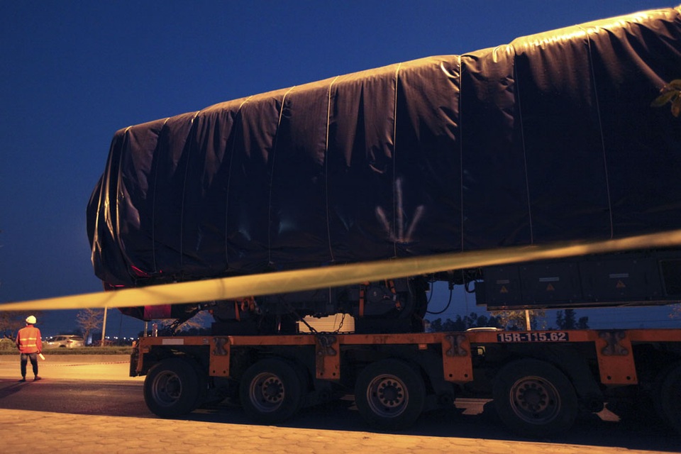 22h30 đêm nay lắp tàu Cát Linh - Hà Đông lên ray đường sắt trên cao - 1 Các toa tàu vẫn được phủ bạt kín trước giờ cẩu lắp lên ray (ảnh: Hữu Nghị)