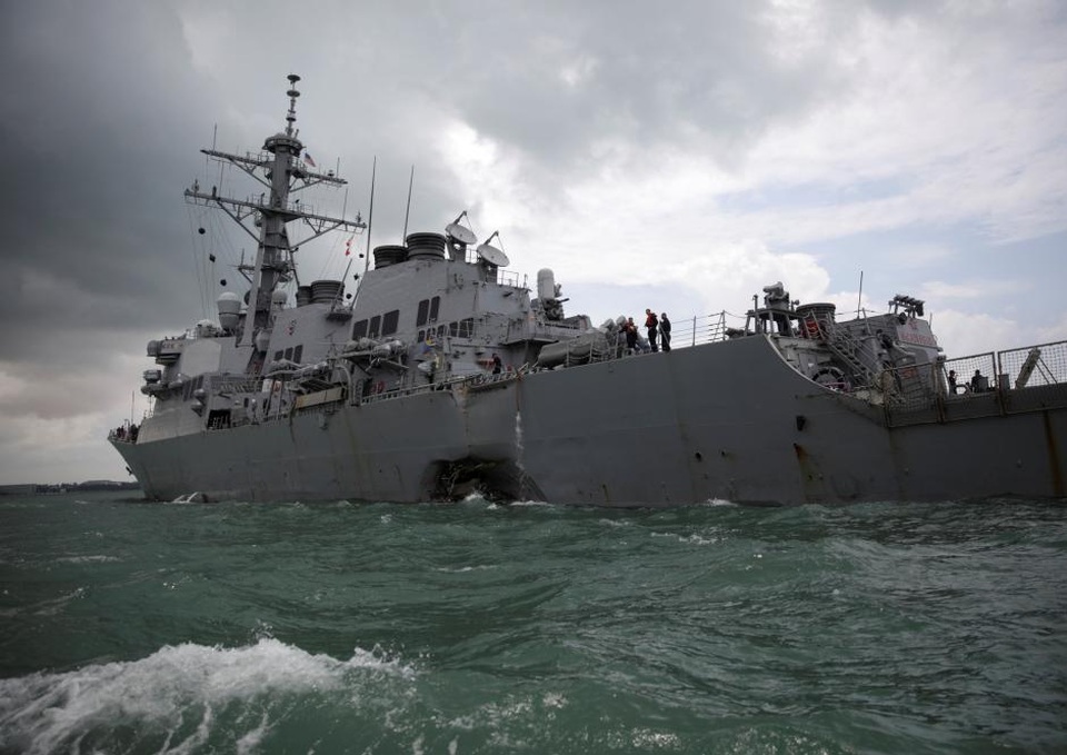 Hàng loạt tàu chiến Mỹ ở Nhật Bản chưa sẵn sàng tác chiến - 1
Tàu khu trục USS John S. McCain của Hải quân Mỹ bị móp sau vụ đâm va với tàu hàng gần eo biển Malacca hồi tháng 8. (Ảnh: Reuters)