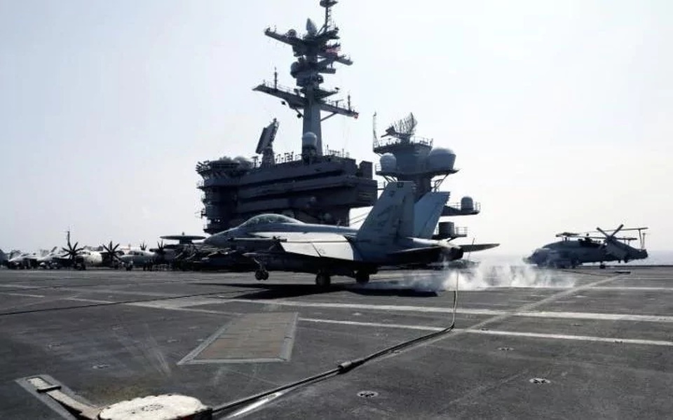 Mỹ lý giải động thái đưa tàu chiến đến sát Triều Tiên - 1
Trên boong tàu sân bay USS Carl Vinson của Hải quân Mỹ. (Ảnh: Reuters)
