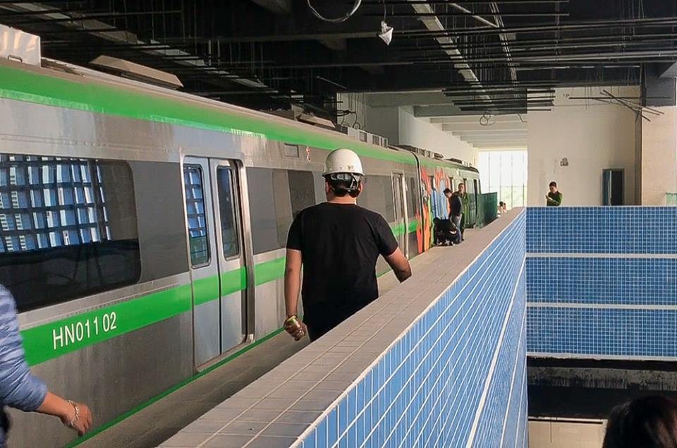 Tàu Cát Linh - Hà Đông bị vẽ trộm: Có dấu hiệu phá hoại tài sản? - 3
Lực lượng công an, Ban Quản lý dự án và Tổng thầu kiểm tra hiện trường ngày 26/12 (ảnh: Toàn Vũ)