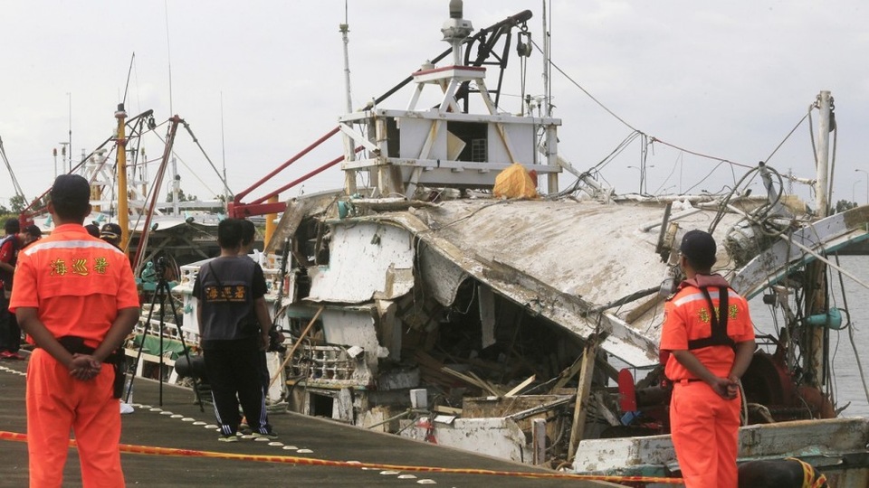 3 sĩ quan hải quân Đài Loan lĩnh án tù vì phóng nhầm tên lửa - 1 Tàu Hsiang Li Sheng bị hư hỏng nặng sau khi trúng tên lửa Đài Loan (Ảnh: Reuters)