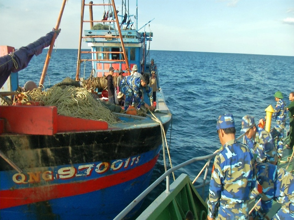 Chủ tàu giã cào cắt dây bỏ trốn khi bị biên phòng bắt giữ - 1 Lực lượng chức năng tiếp cận tàu cá hành nghề giã cào trái quy định (Ảnh: Đình Tiến)