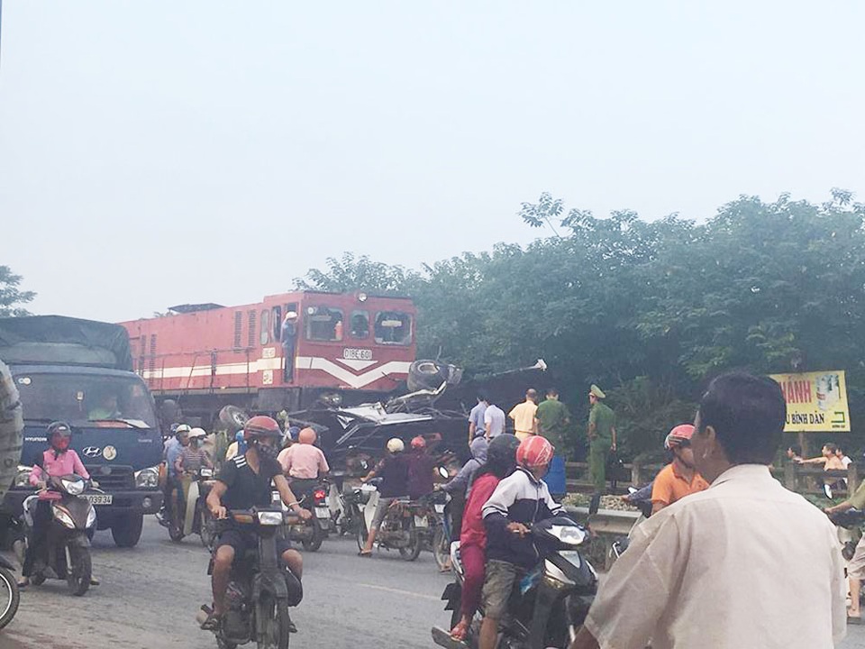 Hà Nội: Tàu hỏa tông nát bét xe tải, quốc lộ 1 tắc nghẽn nghiêm trọng - 2 Hà Nội: Tàu hỏa tông nát bét xe tải, quốc lộ 1 tắc nghẽn nghiêm trọng - 2