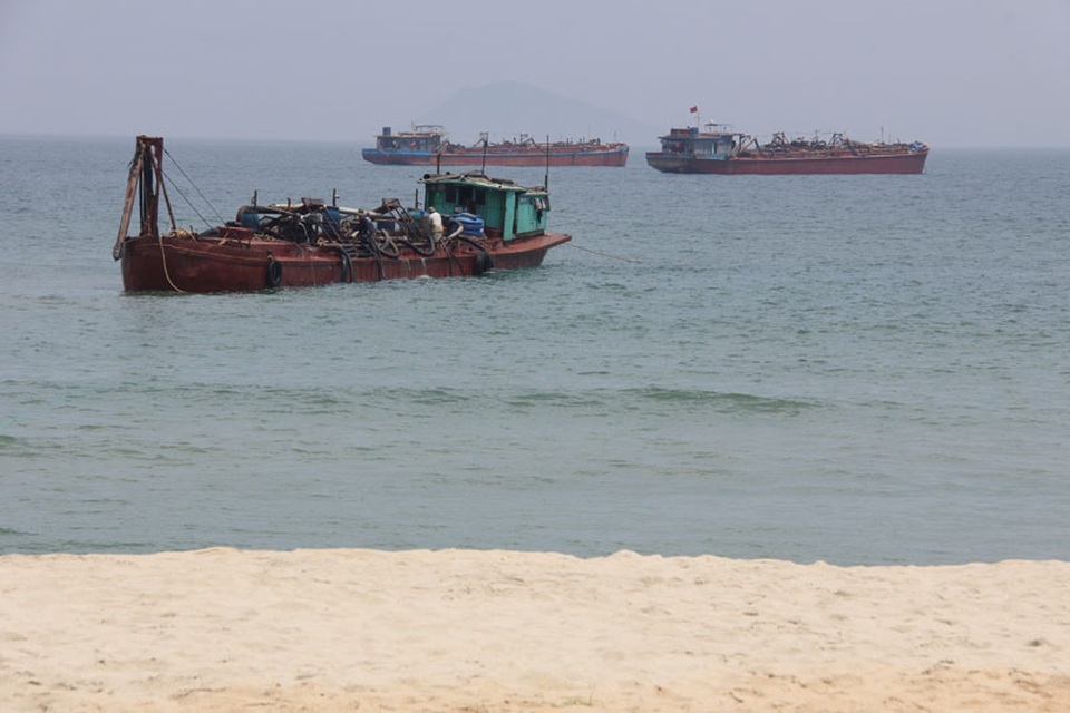 Có tàu "tuồn" cát ra Đà Nẵng nhưng... chưa biết hút ở đâu! - 1
Các tàu hút cát đang thực hiện dự án ở biển Cửa Đại