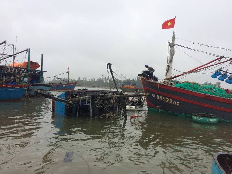 Tàu cá bị lốc nhấn chìm ngay tại khu neo đậu - 1 Tàu bị lật gây hư hỏng nhiều thiết bị máy móc (Ảnh: P.T)