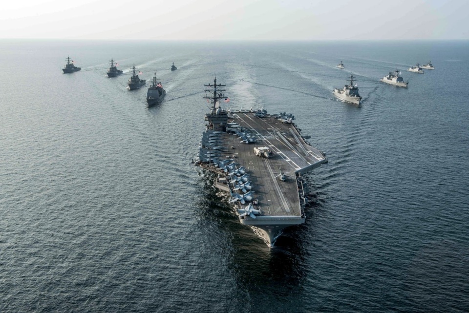 Tàu sân bay Mỹ chở gần 80 máy bay tới bán đảo Triều Tiên - 1 Tàu sân bay USS Ronald Reagan và các tàu Hải quân Hàn Quốc trong một cuộc tập trận chung (Ảnh: US Navy)
