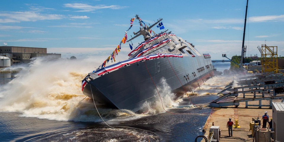 Xem lễ hạ thủy tàu chiến mới của Hải quân Mỹ - 2 Tàu USS Billings đã được đẩy xuống sông Menominee nhờ các đường trượt siêu trọng, dưới sự chứng kiến của nhiều nghị sĩ Mỹ. (Ảnh: US Navy)