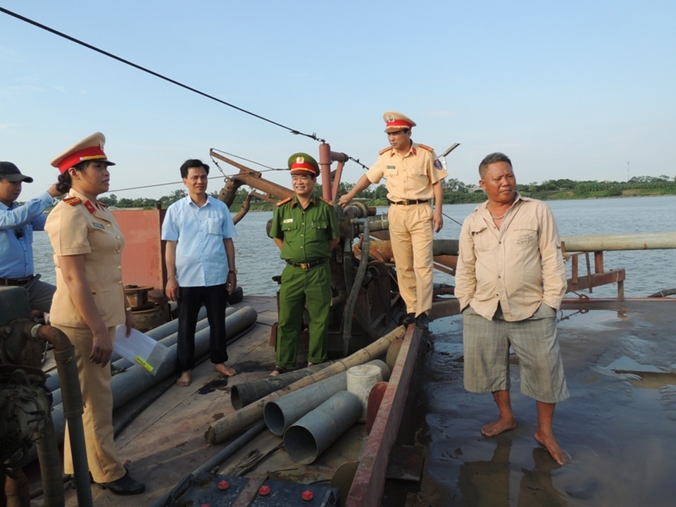 Hai tàu từ Hưng Yên sang Hà Nam hút trộm cát trên sông Hồng - 2 Lực lượng Công an kiểm tra tàu NĐ-3169 (ảnh: Công an Hà Nam)