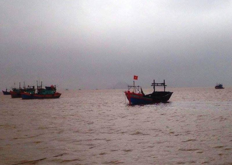 Tàu cá cháy ngùn ngụt trong đêm - 3
Xung quanh hiện trường có nhiều tàu cá khác của ngư dân.