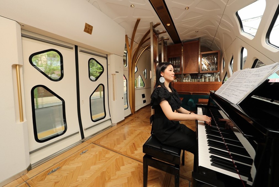 Bên trong chuyến tàu siêu sang giá vé lên tới 10.000 USD - 12
Nghệ sĩ chơi đàn piano ở phòng khách.