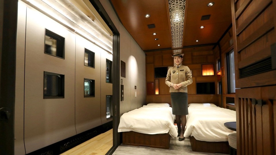 Bên trong chuyến tàu siêu sang giá vé lên tới 10.000 USD - 5
Đoàn tàu có 17 phòng nghỉ, với mỗi phòng 2 giường. Giá vé dao động từ 3.200 USD tới 10.000 USD.