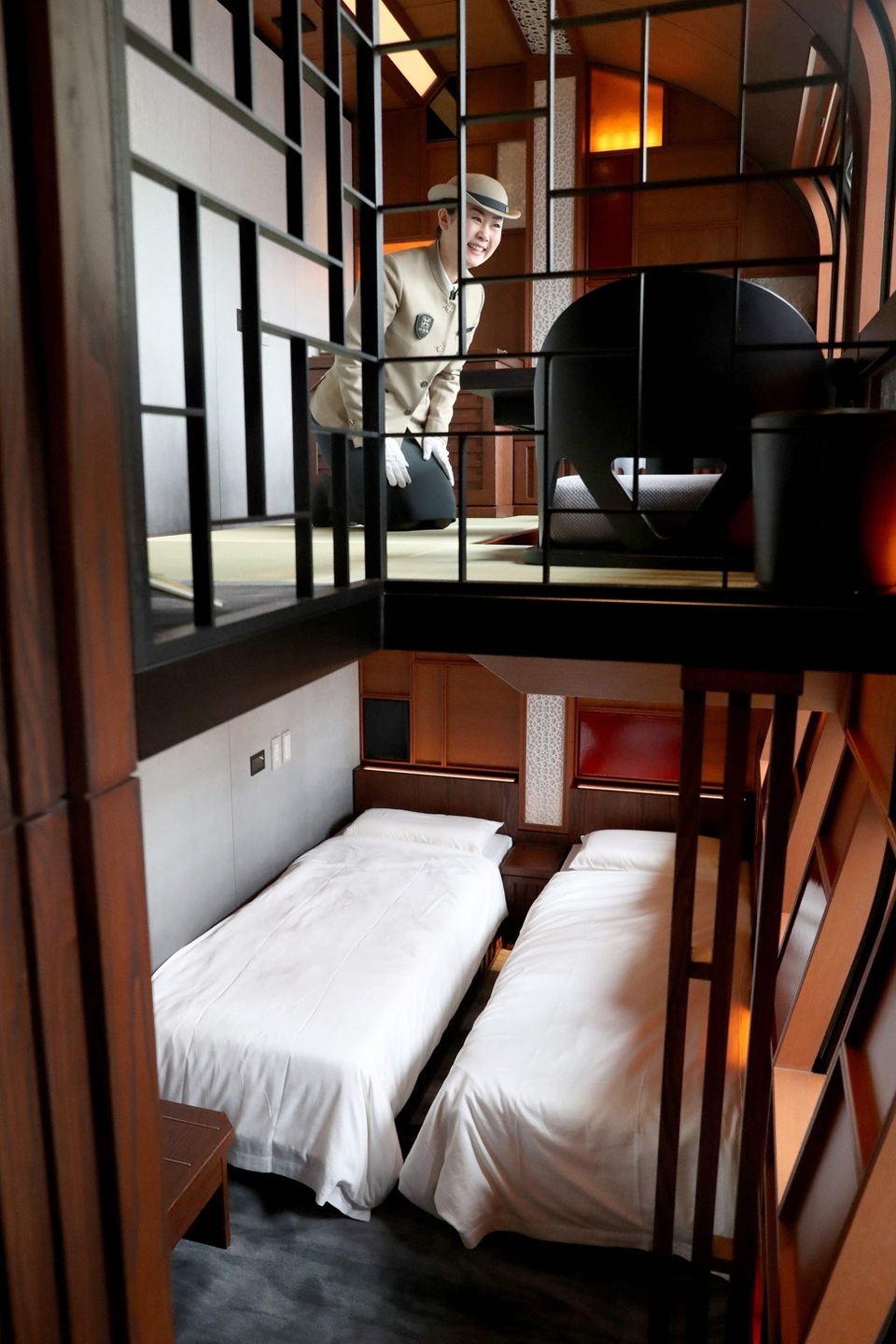 Bên trong chuyến tàu siêu sang giá vé lên tới 10.000 USD - 6
Phòng đắt nhất, tên gọi Shiki-Shima Suite, có giá 10.000 USD/người (phòng 2 người) cho hành trình một chiều dài 4 ngày từ Tokyo tới Hokkaido.