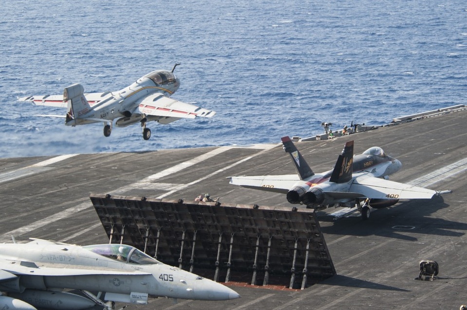 Mỹ đưa máy bay, tàu chiến tới gần Syria giữa lúc căng thẳng - 1 Máy bay cất cánh từ tàu sân bay USS George H.W. Bush của Mỹ (Ảnh: Hải quân Mỹ)