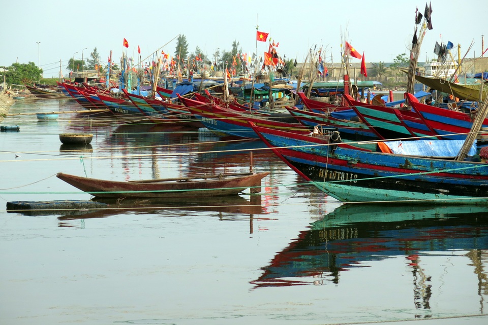 "Bão số 4 vào đất liền đúng lúc triều cường lên cao" - 2
Tàu thuyền các tỉnh Thanh Hóa, Nghệ An và Hà Tĩnh vào trú bão ở âu thuyền Thạch Kim, huyện Lộc Hà. Ảnh: Công Tường-TTXVN