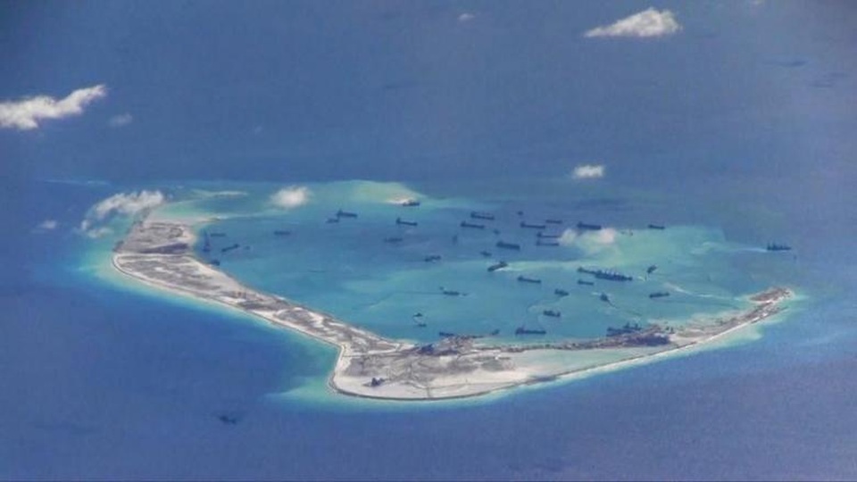 ASEAN, Trung Quốc đạt tiến triển về quy tắc ứng xử trên Biển Đông - 1 Các tàu nạo vét của Trung Quốc được cho là hoạt động xung quanh Đá Vành Khăn ở quần đảo Trường Sa thuộc chủ quyền của Việt Nam (Ảnh: Reuters)