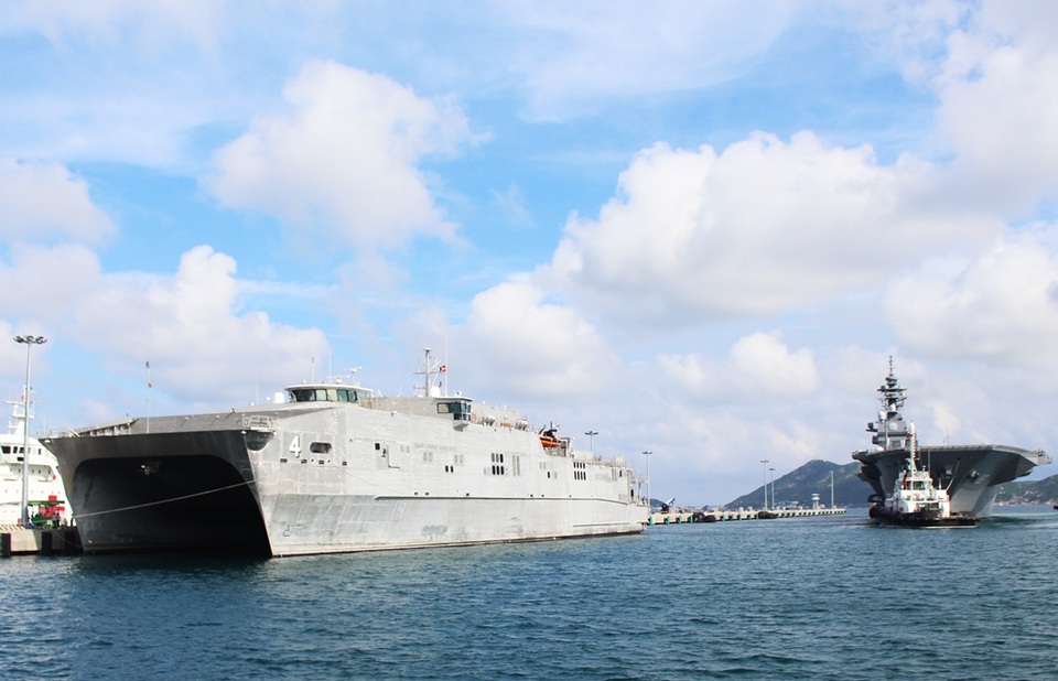 Khám phá chiến hạm vận tải siêu tốc Mỹ đang ở cảng Cam Ranh - 1 Chiến hạm Mỹ - USNS Fall River hôm 22/5 đang có mặt ở Cảng Quốc tế Cam Ranh để tham dự Chương trình Đối tác Thái Bình Dương 2017, cùng 2 tàu khu trục hàng đầu Nhật Bản, gồm: tàu sân bay chở trực thăng Izumo 183 và tàu Sazanami 113