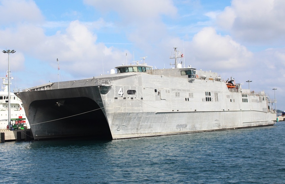 Khám phá chiến hạm vận tải siêu tốc Mỹ đang ở cảng Cam Ranh - 2 Tàu USNS Fall River thuộc biên chế Hải quân Hoa Kỳ dài 103m, rộng 28,5m, mớn nước 3,83m với 4 động cơ diesel