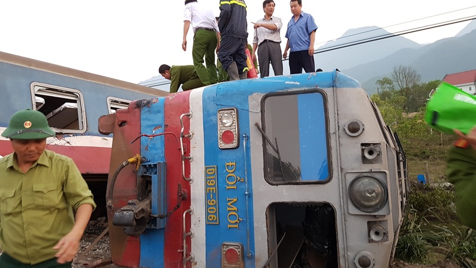Vụ tàu hỏa tông xe tải: Nỗ lực để thông đường sắt vào ngày mai - 5 Vụ tàu hỏa tông xe tải: Nỗ lực để thông đường sắt vào ngày mai - 5