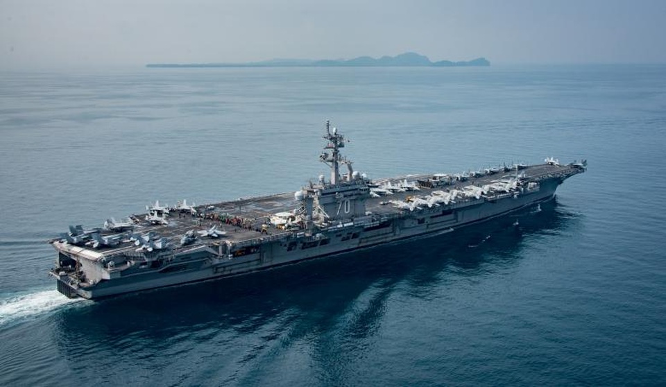 Tàu sân bay Mỹ phô diễn sức mạnh trên đường tới bán đảo Triều Tiên - 10
USS Carl Vinson qua eo biển Sunda, Indonesia hôm 15/4, thời điểm chính quyền Tổng thống Mỹ Donald Trump bị phát hiện thông tin sai lệch về lộ trình của nhóm tàu do USS Carl Vinson dẫn đầu.