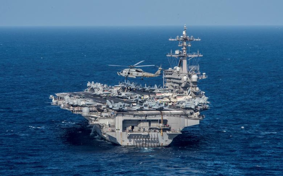 Tàu sân bay Mỹ phô diễn sức mạnh trên đường tới bán đảo Triều Tiên - 2
Tàu sân bay USS Carl Vinson diễn tập ở vùng biển Philippines hôm 24/4, một ngày trước khi Triều Tiên tiến hành cuộc tập trận pháo binh lớn nhất từ trước đến nay.