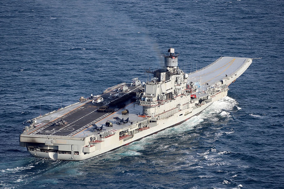 Dàn tàu chiến mạnh nhất của Nga phô diễn - 2
Tàu sân bay Đô đốc Kuznetsov. (Ảnh: Sputnik)