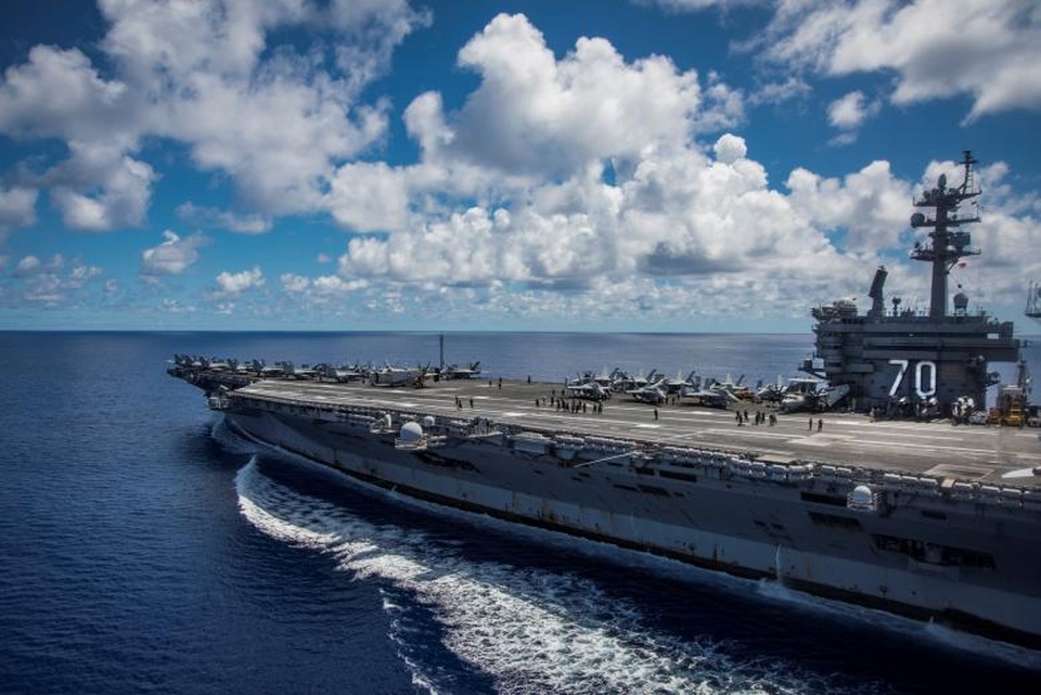 Tàu sân bay Mỹ phô diễn sức mạnh trên đường tới bán đảo Triều Tiên - 6
Tàu sân bay USS Carl Vinson lớp Nimitz qua vùng biển Philippines khi diễn tập cùng tàu khu trục của Nhật Bản hôm 23/4.