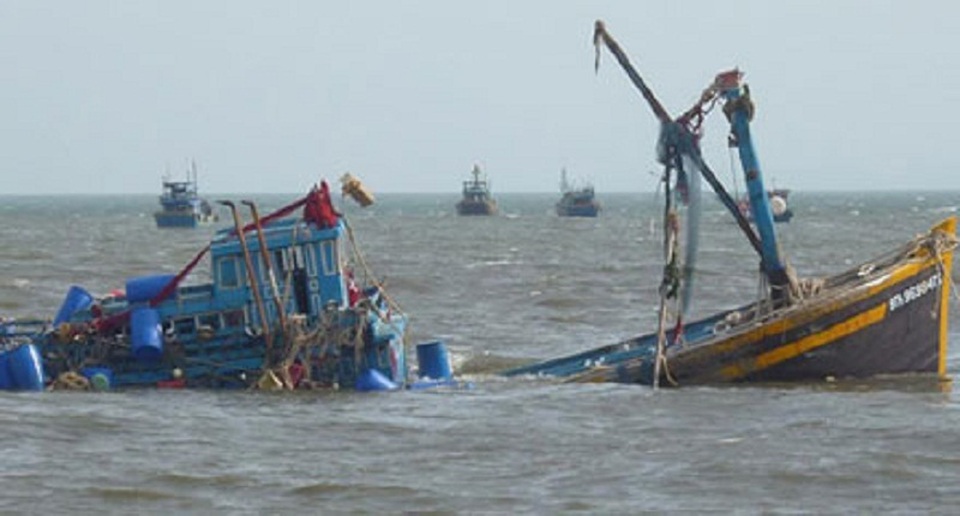 Tàu cá bị đâm chìm, 6 ngư dân rơi xuống biển - 1 Một tàu cá của ngư dân Quảng Bình vừa bị tàu hàng lạ đâm chìm. (Ảnh minh họa)