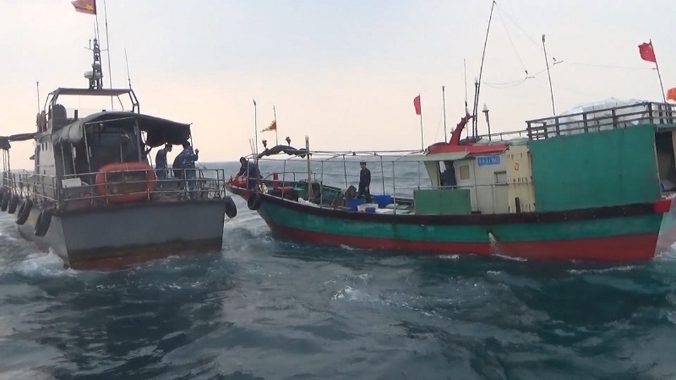 Truy bắt, xua đuổi 3 tàu cá Trung Quốc xâm phạm vùng biển Việt Nam - 2 Lực lượng Bộ đội Biên Phòng Quảng Bình truy bắt, xua đuổi tàu cá vi phạm ra khỏi vùng biển Việt Nam