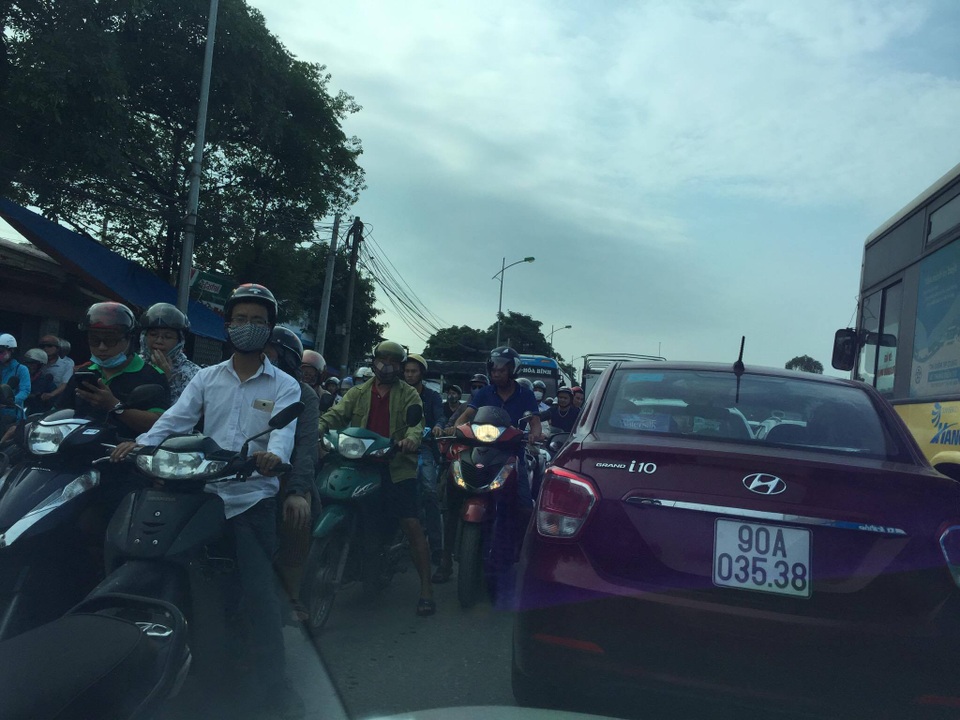 Hà Nội: Tàu hỏa tông nát bét xe tải, quốc lộ 1 tắc nghẽn nghiêm trọng - 5
Quốc lộ 1 ùn tắc nghiêm trọng (Ảnh: Hoàng Linh)
