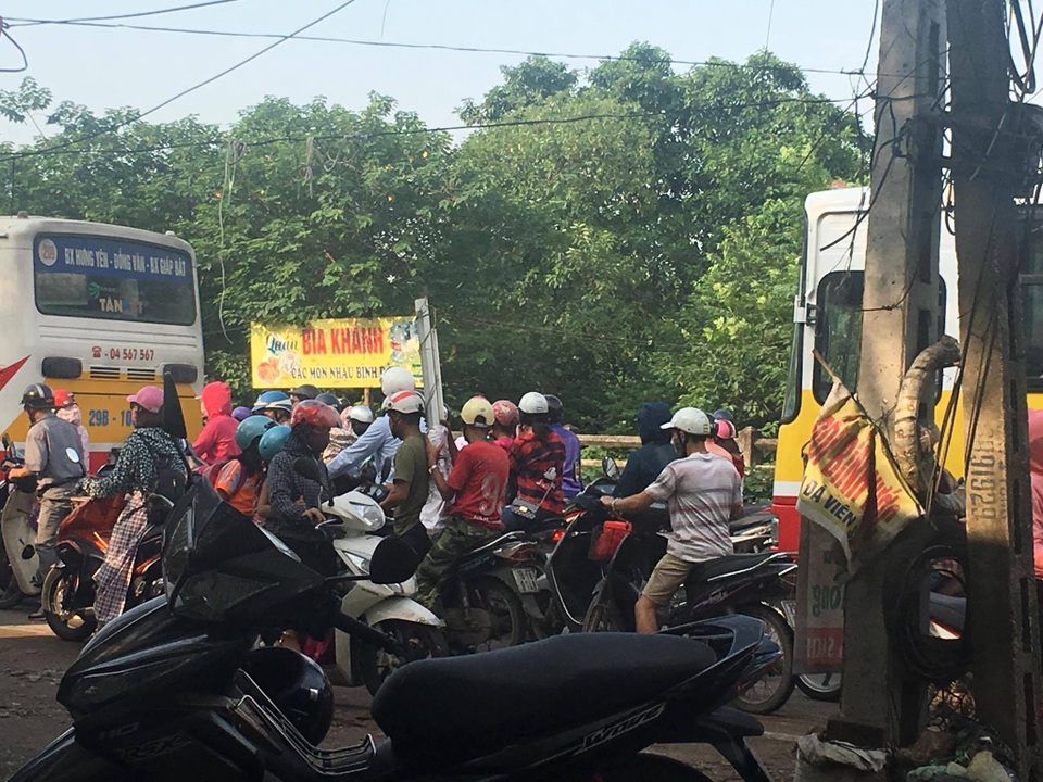Hà Nội: Tàu hỏa tông nát bét xe tải, quốc lộ 1 tắc nghẽn nghiêm trọng - 3 Hà Nội: Tàu hỏa tông nát bét xe tải, quốc lộ 1 tắc nghẽn nghiêm trọng - 3