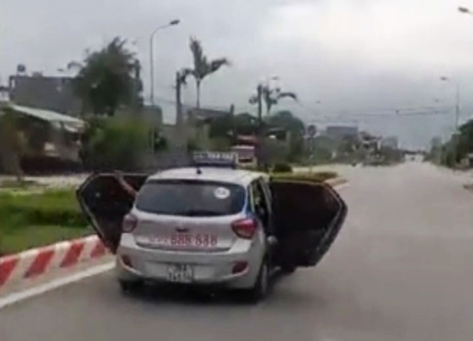 Taxi mở toang 2 cửa khi đang chạy: Chở người đi cấp cứu? - 1
Đại diện công ty chủ quản chiếc taxi cho biết, xe phải mở 2 cánh do trường hợp bất khả kháng: Đang chở người bị tai nạn đi cấp cứu.