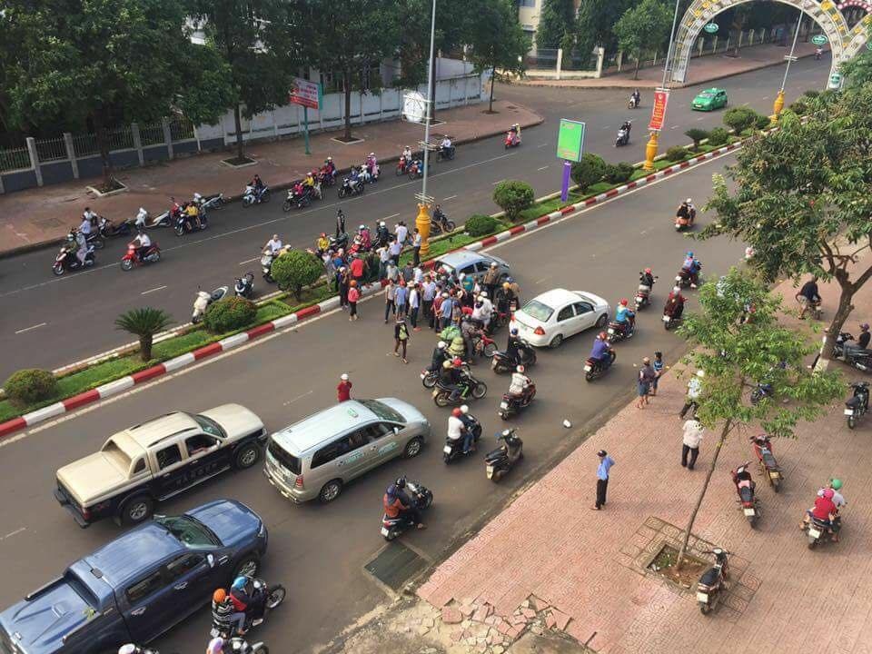 Tài xế taxi tông gãy tay người đi xe máy vì mâu thuẫn giao thông - 1
Hiện trường vụ va chạm khiến tài xế taxi tông gãy tay người đàn ông (ảnh CTV)