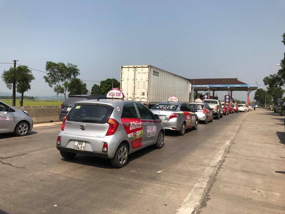 
Hơn 50 xe ô tô diễu hành nhiều vòng qua trạm thu phí Cầu Rác để phản đối việc thu phí.
