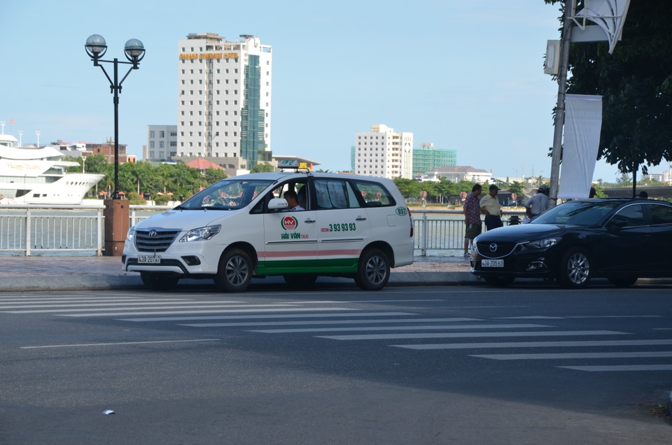 Vụ du khách đi 6km bị “chém” 700 ngàn đồng: Sa thải tài xế taxi - 1
Hãng taxi Hải Vân yêu cầu tài xế phải bồi thường 2 triệu đồng vì làm mất uy tín của doanh nghiệp.
