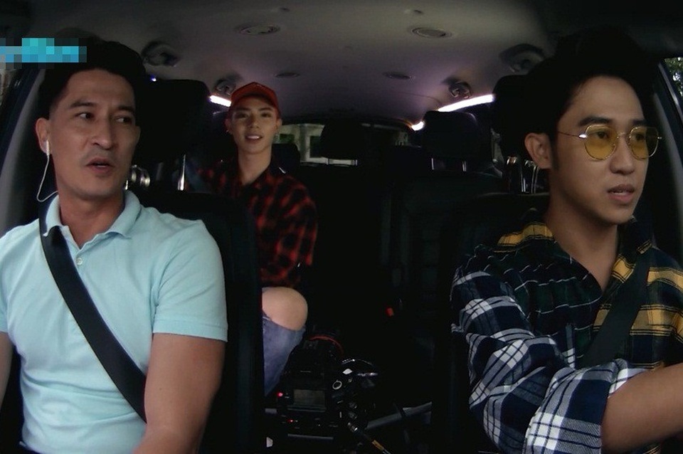 Đức Phúc hốt hoảng khuyên nhủ Erik không nên phẫu thuật thẩm mỹ - 1 Diễn viên Huy Khánh và MC Quốc Bảo yêu cầu Erik gọi điện cho Đức Phúc để mượn tiền đi… giải phẫu thẩm mỹ.