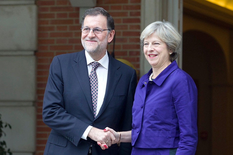 Anh, Tây Ban Nha cáo buộc Nga can thiệp các cuộc trưng cầu dân ý - 1 Thủ tướng Tây Ban Nha Mariano Rajoy và Thủ tướng Anh Theresa May (Ảnh: La Moncloa)