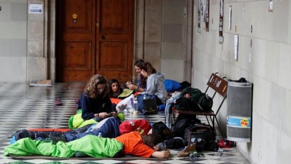 Catalonia trưng cầu dân ý tách khỏi Tây Ban Nha - 1 Một số nhà hoạt động đang cố thủ tại một số trường học, dự kiến dùng làm điểm bỏ phiếu ngày hôm nay. (Ảnh: Reuters)