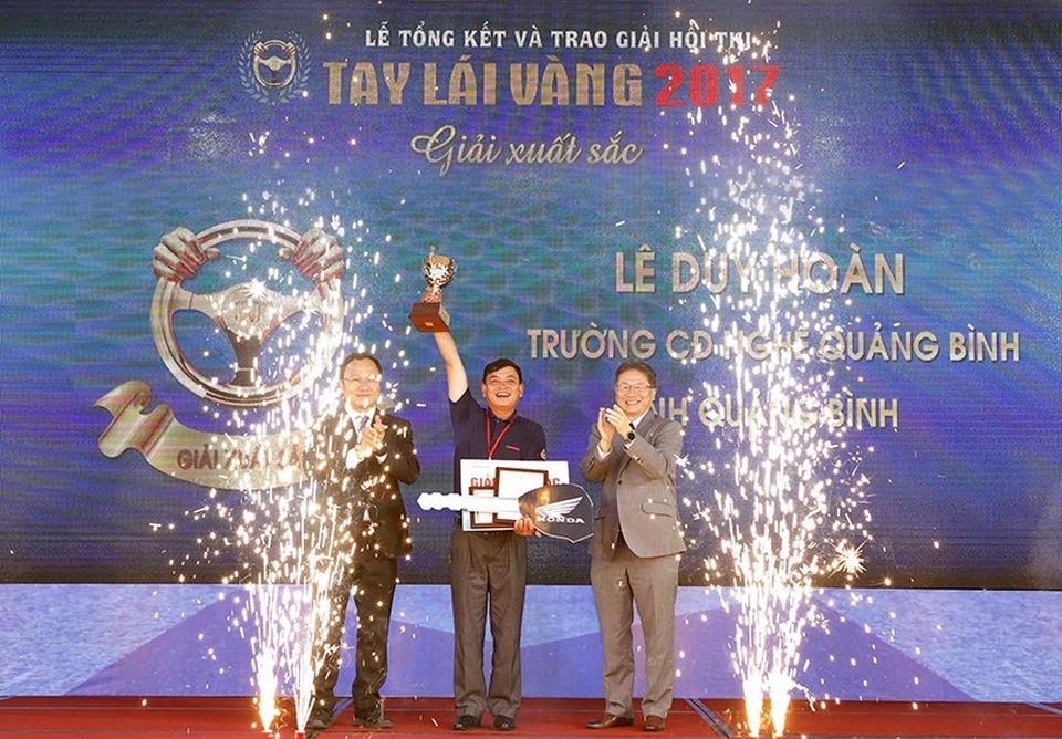 Trao giải Hội thi Tay lái vàng 2017 - 3 Ông Khuất Việt Hùng - Phó Chủ tịch chuyên trách Ủy ban ATGT Quốc gia và Ông Toshio Kuwahara - Tổng Giám đốc Công ty HVN trao Giải xuất sắc