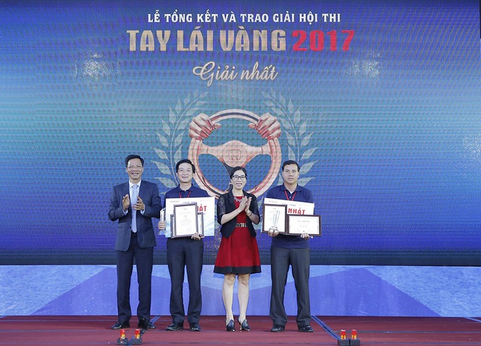 Trao giải Hội thi Tay lái vàng 2017 - 4 Bà Phan Thị Thu Hiền - Phó Tổng cục trưởng Tổng cục Đường bộ Việt Nam và ông Vũ Quang Tâm - Phó Tổng Giám đốc thứ Nhất Công ty HVN trao giải Nhất